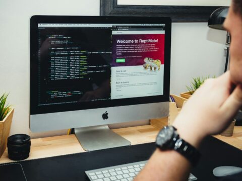 silver imac on brown wooden desk